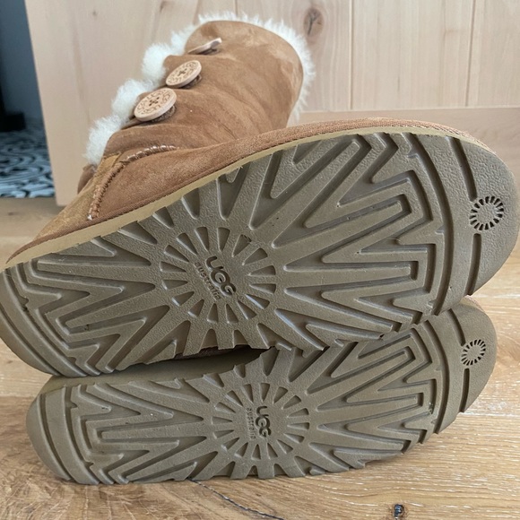 UGG Bailey Triplet Button (8) Chestnut-Good condition! - Picture 5 of 9
